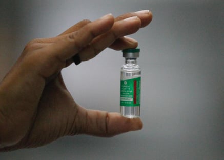Milhares de brasileiros tomaram vacina vencida contra Covid, diz jornal